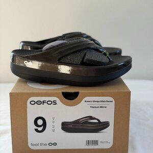 Oofos OOmega OOlala Women’s Platform Sandal in Titanium Mirror, Size 9